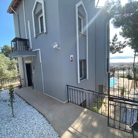 Triplex Villa With Pool In Kusadasi Vila